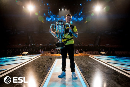 英雄联盟S15总决赛开幕式邓紫棋领唱主题曲引热议